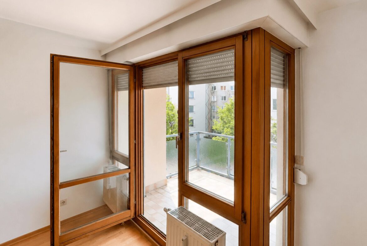 bodentiefe Fenster und Zugang zum Balkon