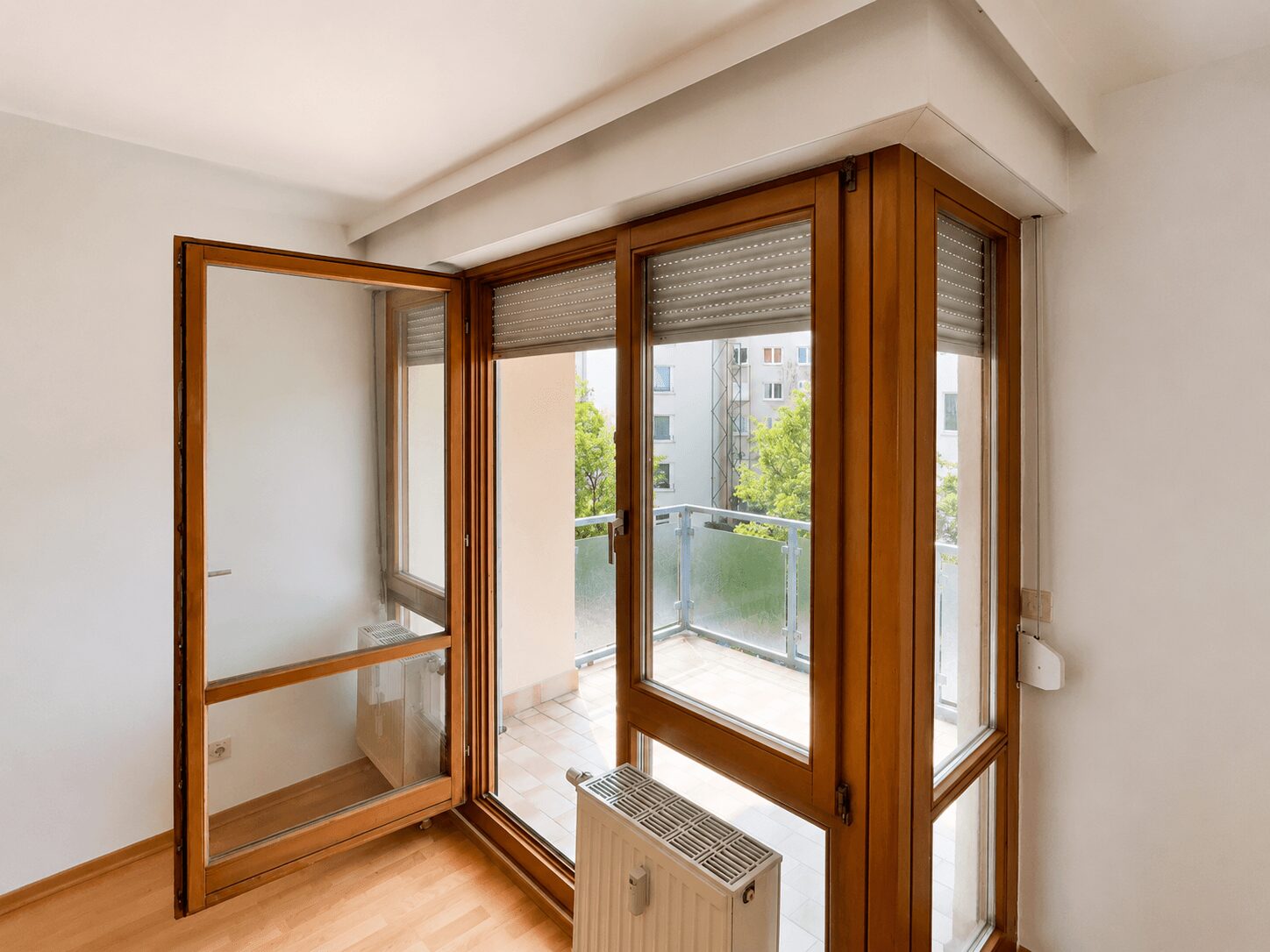 bodentiefe Fenster und Zugang zum Balkon