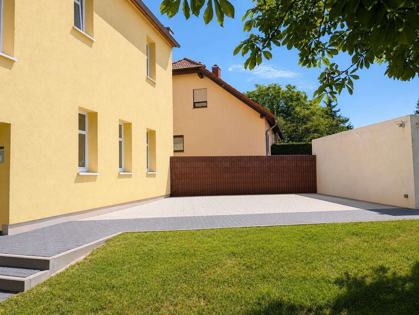 Hinter dem Haus