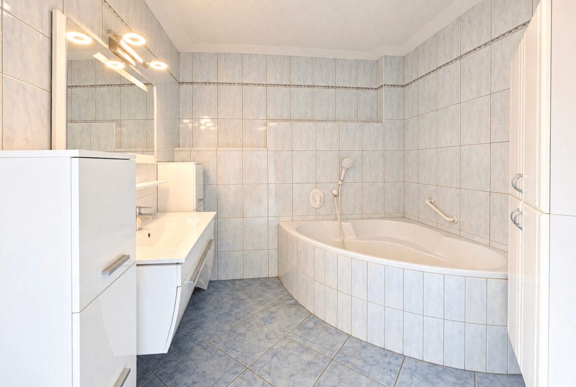 EG - Tageslichtbad mit Wanne