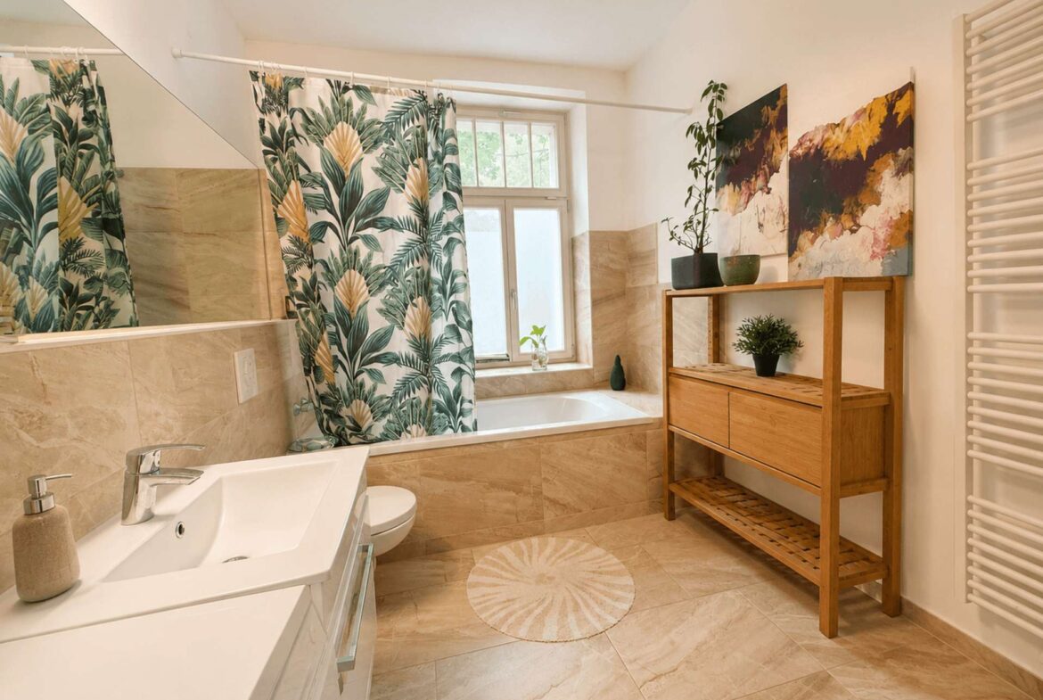 Badezimmer mit Wanne 