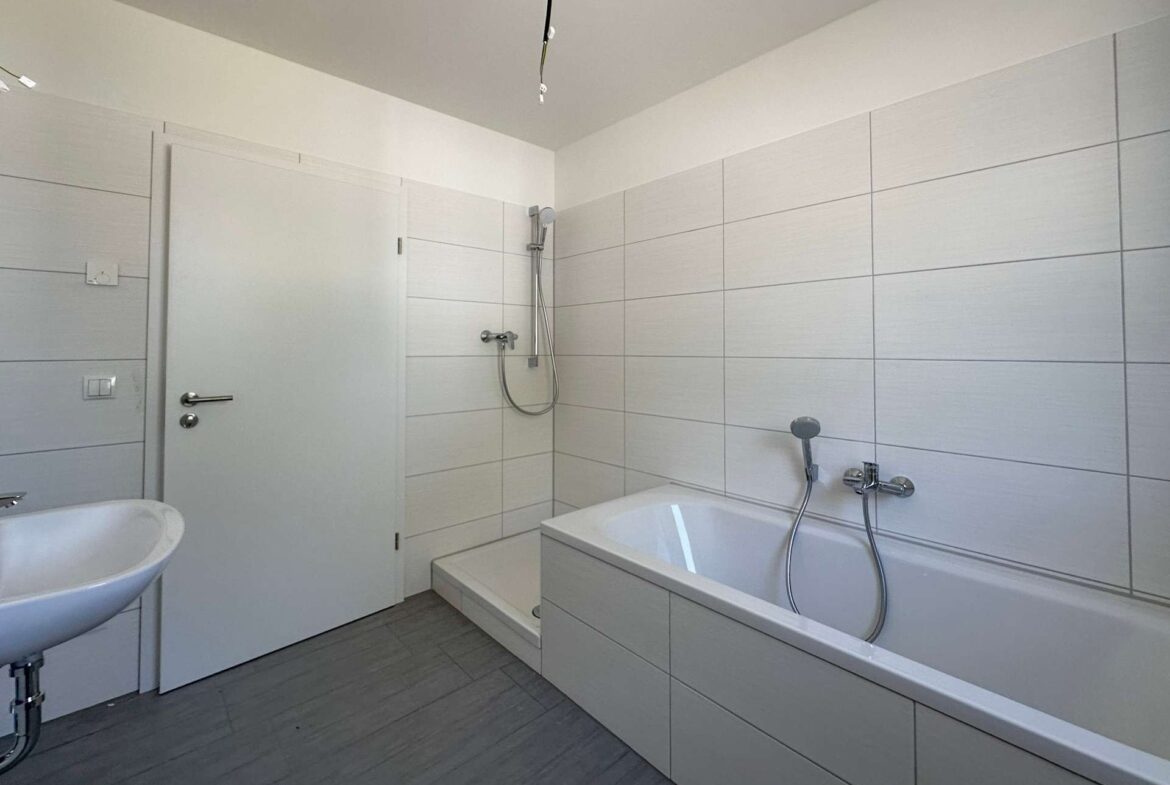 Musterwohnung - Wanne und Dusche