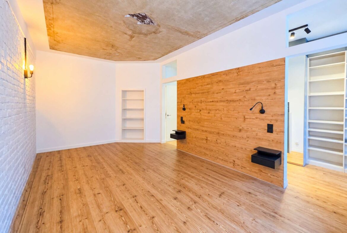 Schlafzimmer mit Zugang zum Ankleidezimmer