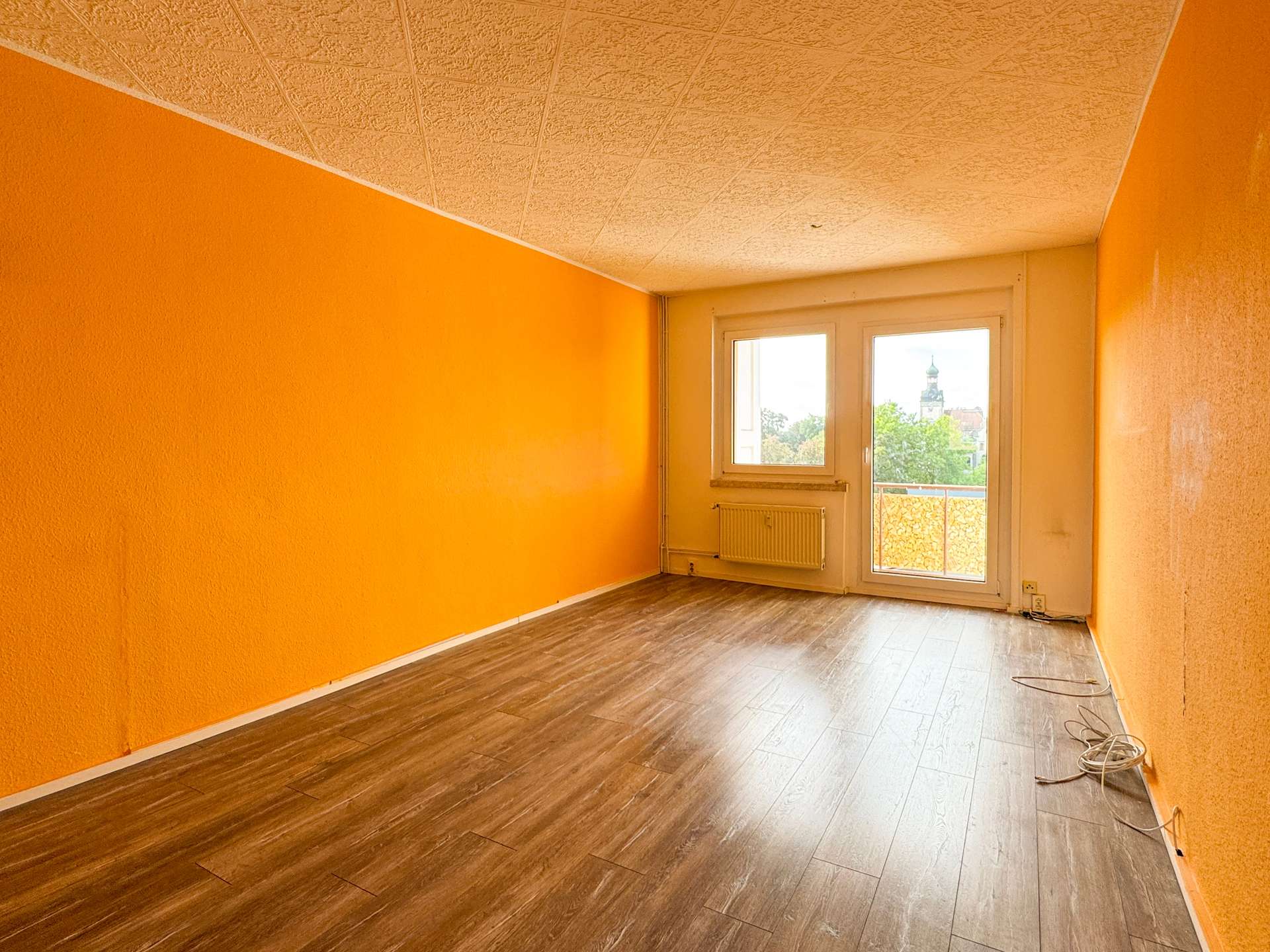 Wohnzimmer mit Balkonzugang