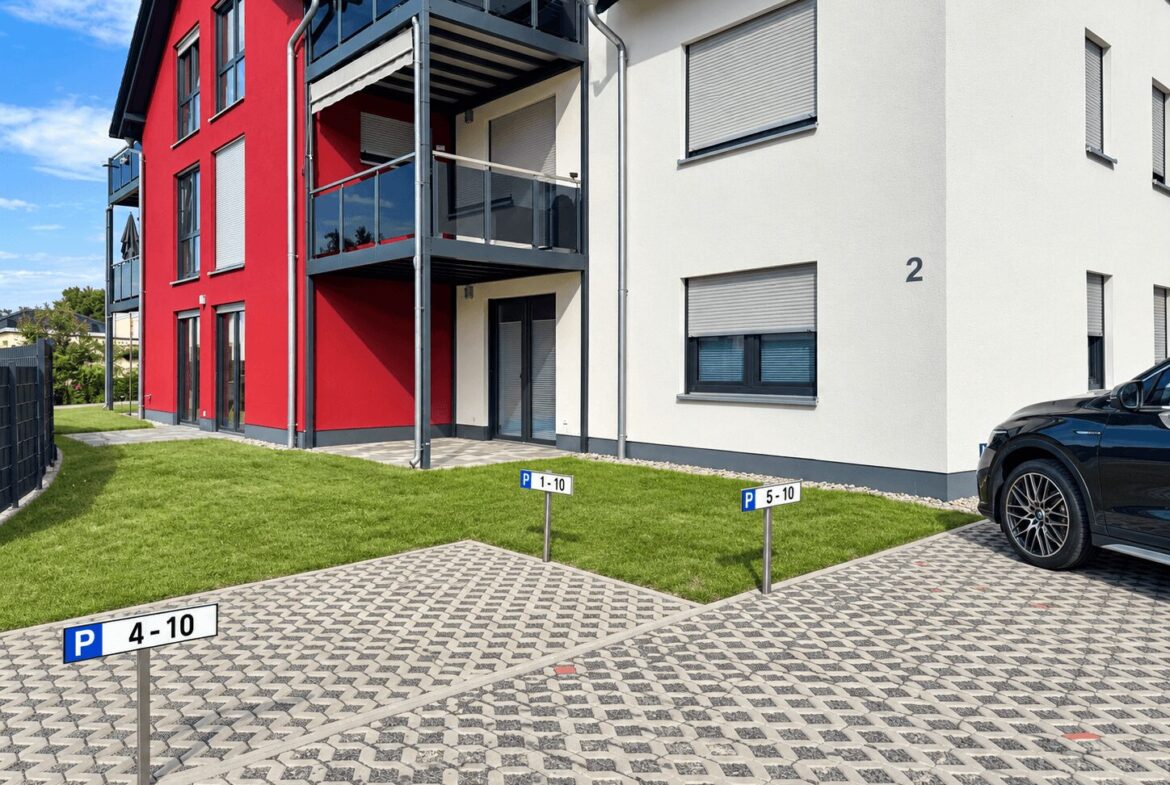 Außenansicht mit Stellplatz