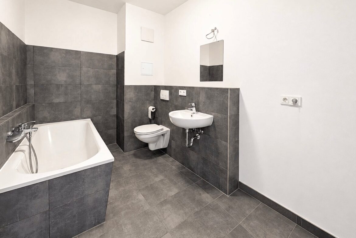 Modernes Bad mit Wanne