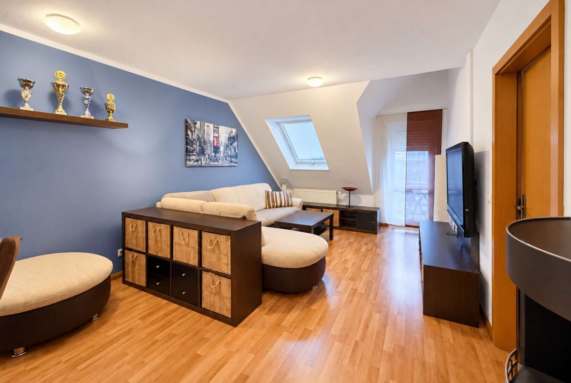 Wohnzimmer mit Balkonzugang