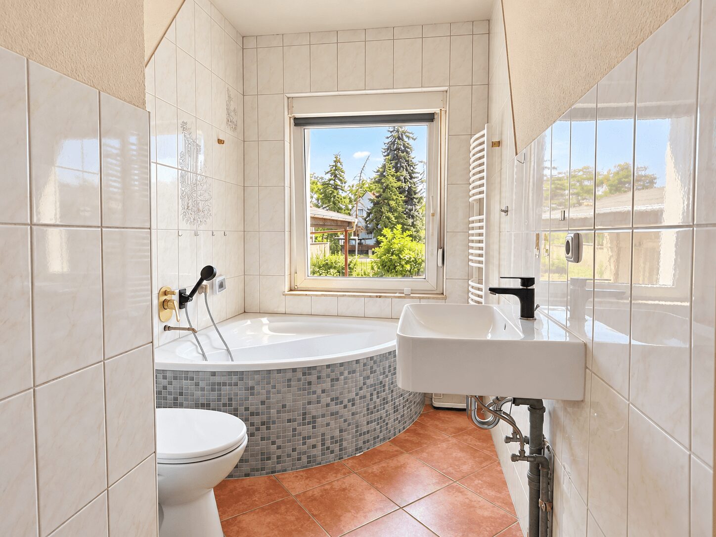 Badezimmer mit Fenster und Badewanne