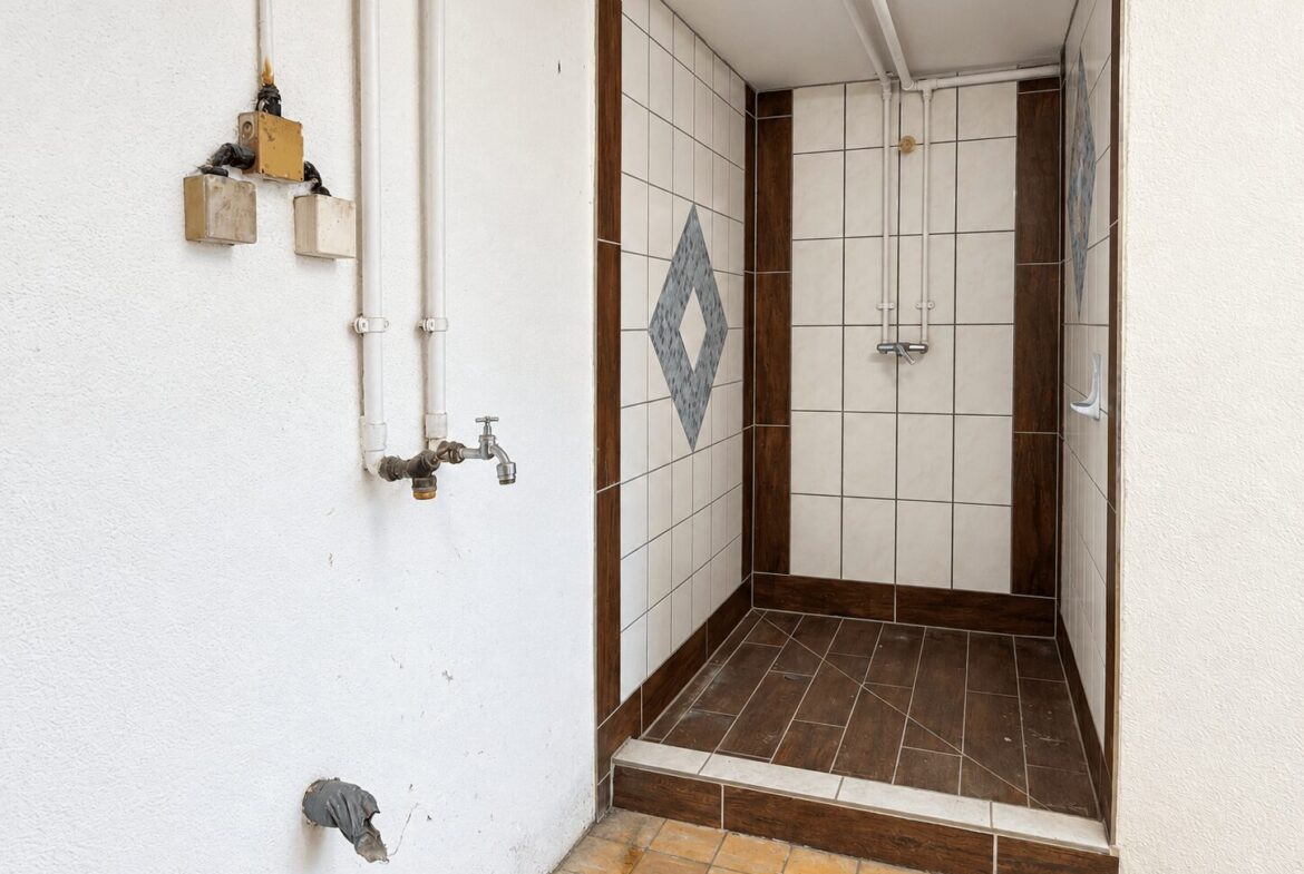 Dusche im Waschraum