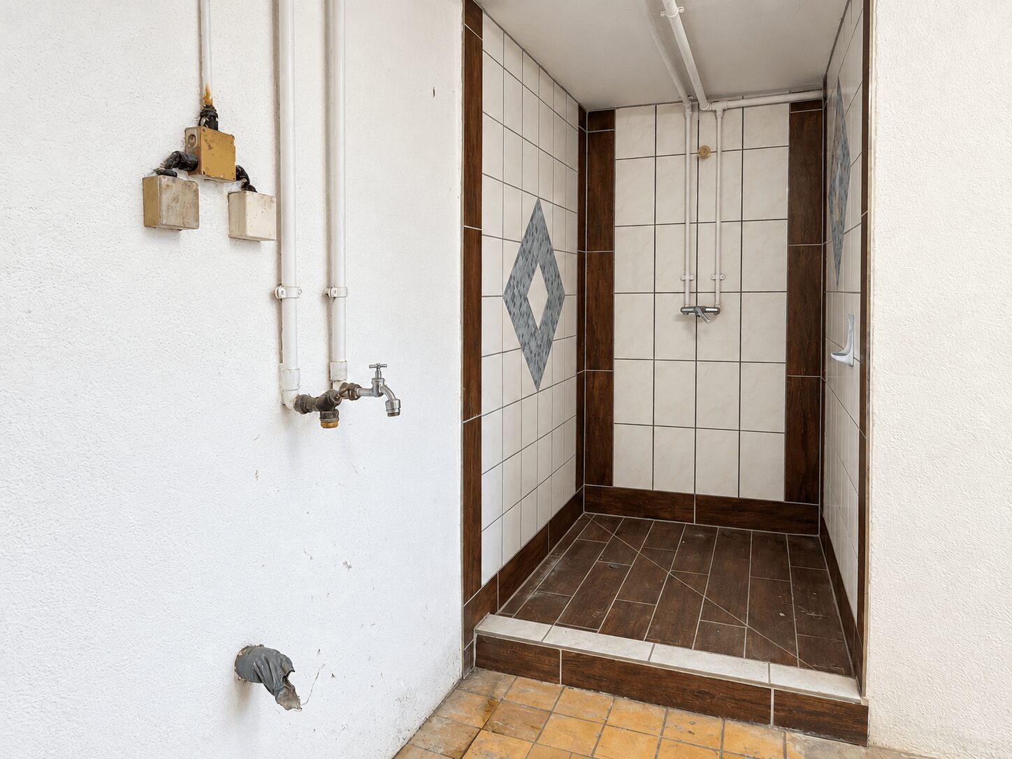 Dusche im Waschraum