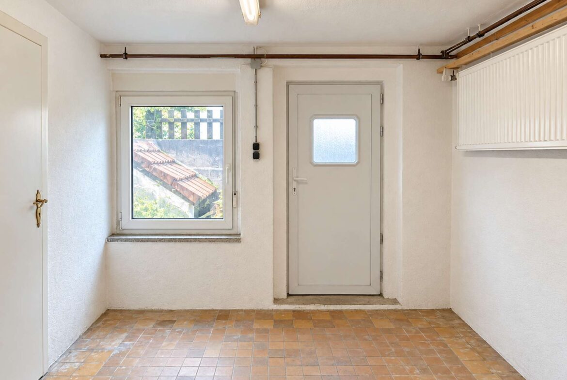 Waschraum mit Zugang zum Garten