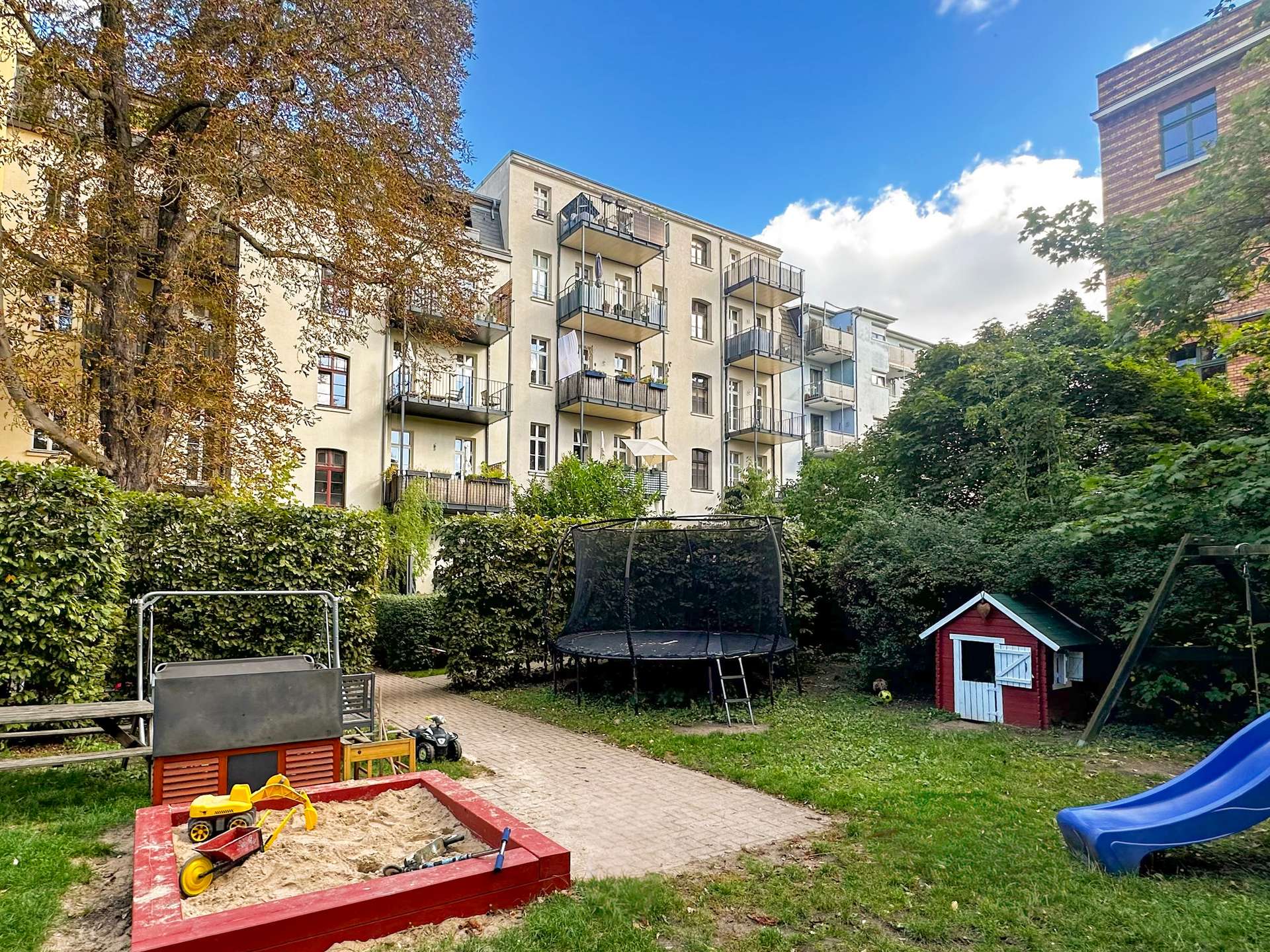 Außenansicht mit Innenhof
