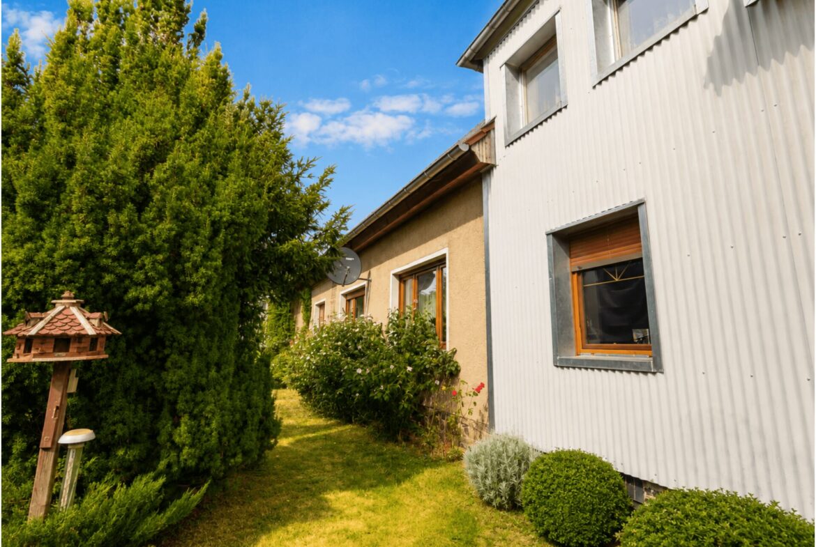 Weg hinter dem Haus