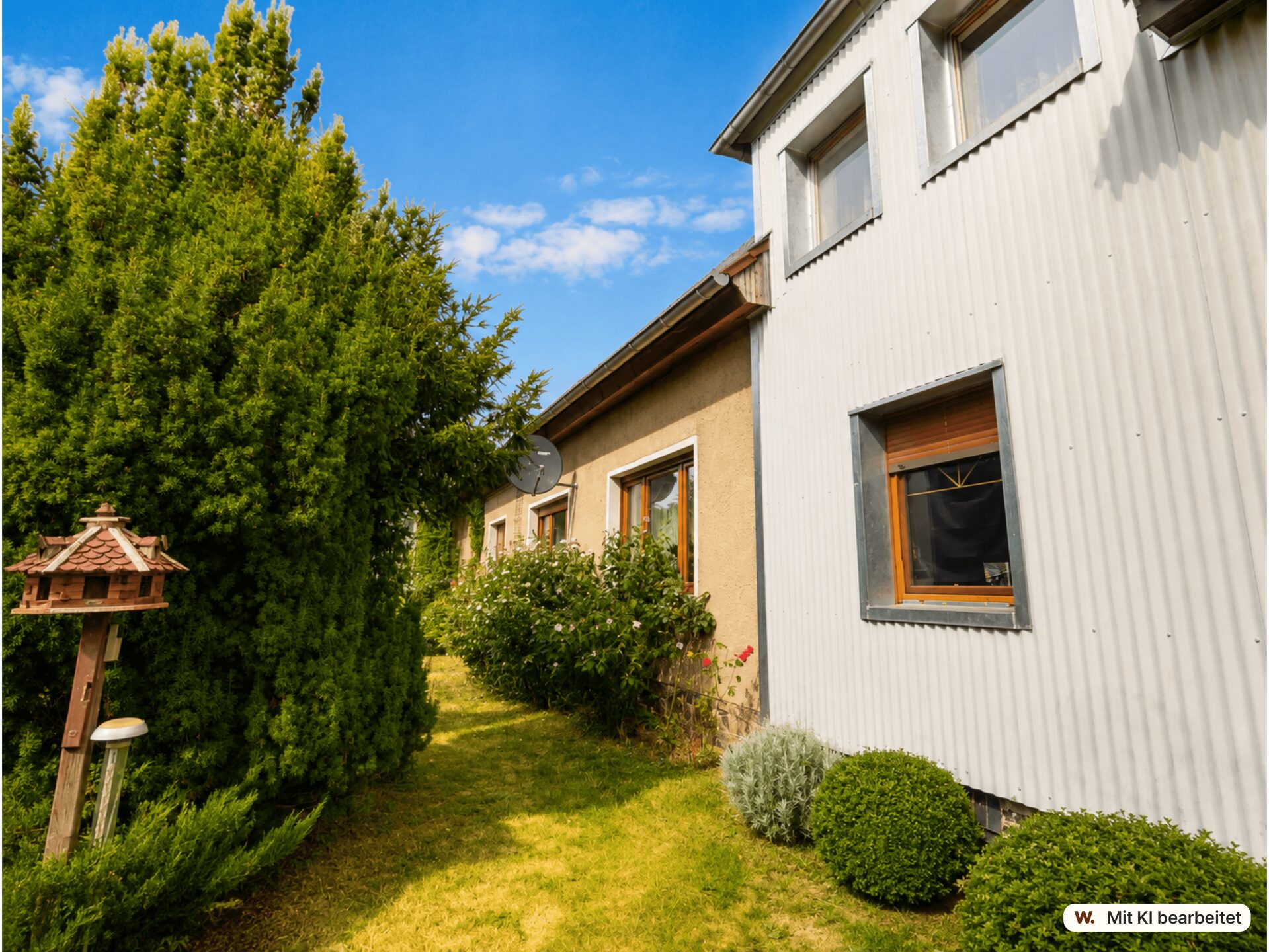 Weg hinter dem Haus
