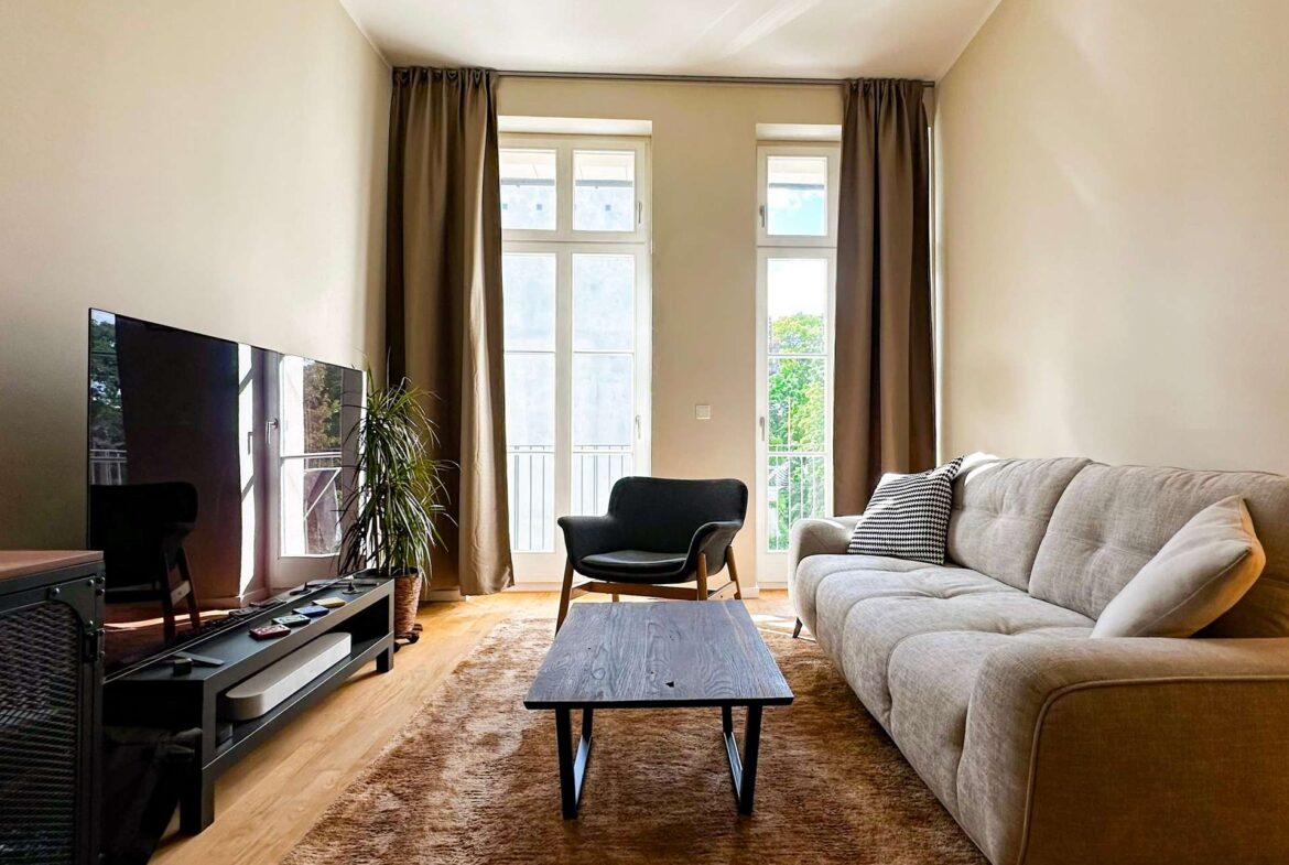 Wohnzimmer mit Balkonzugang