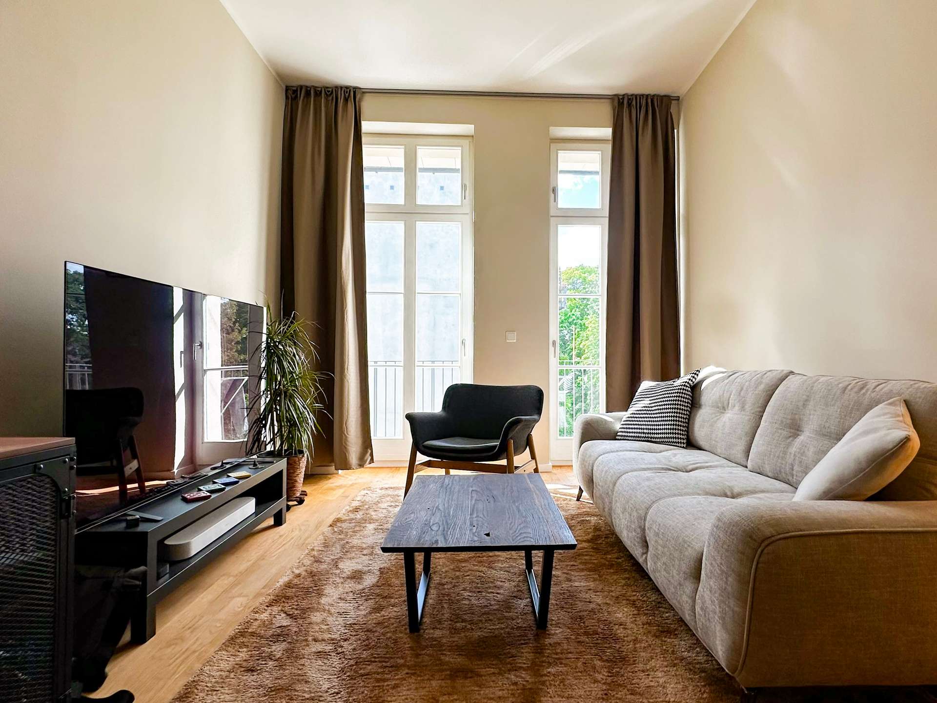 Wohnzimmer mit Balkonzugang