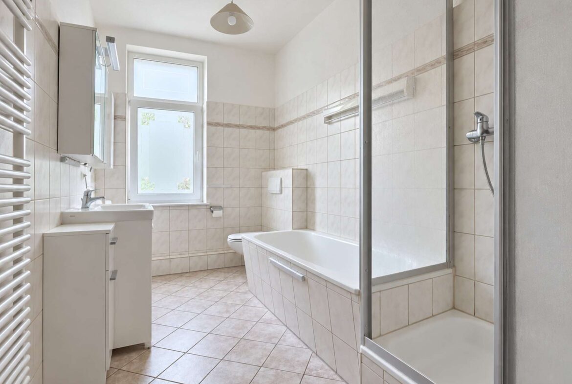 Bad mit Wanne und Dusche