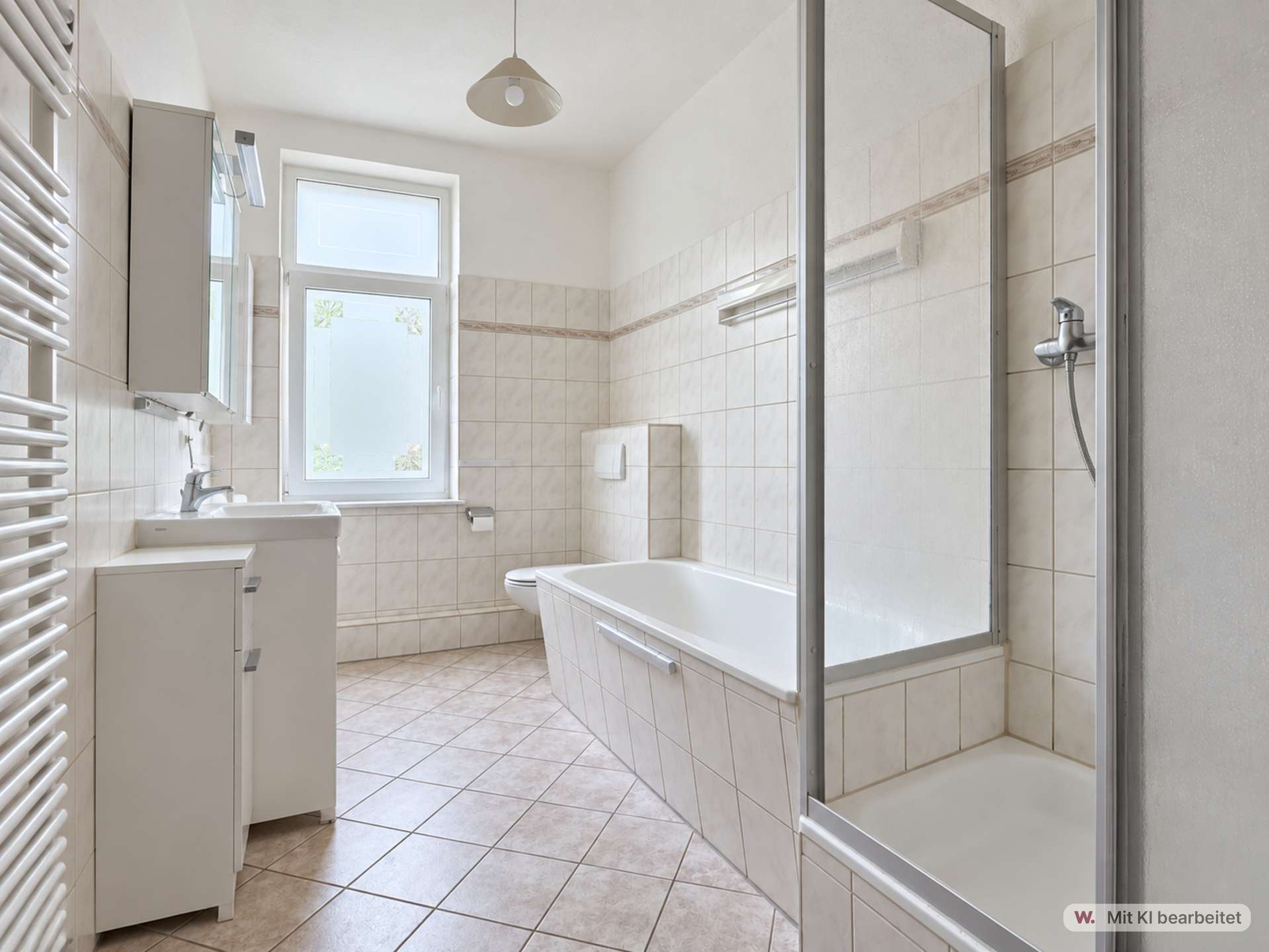 Bad mit Wanne und Dusche