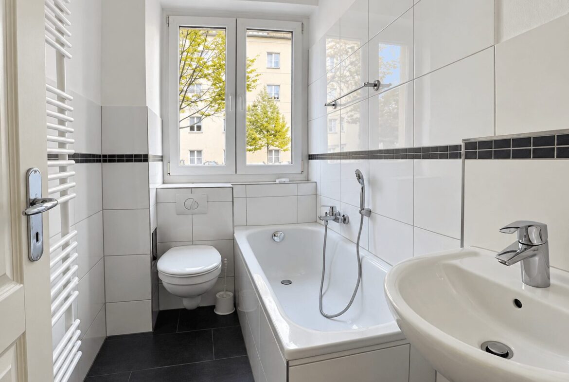 Tageslichtbad mit Wanne