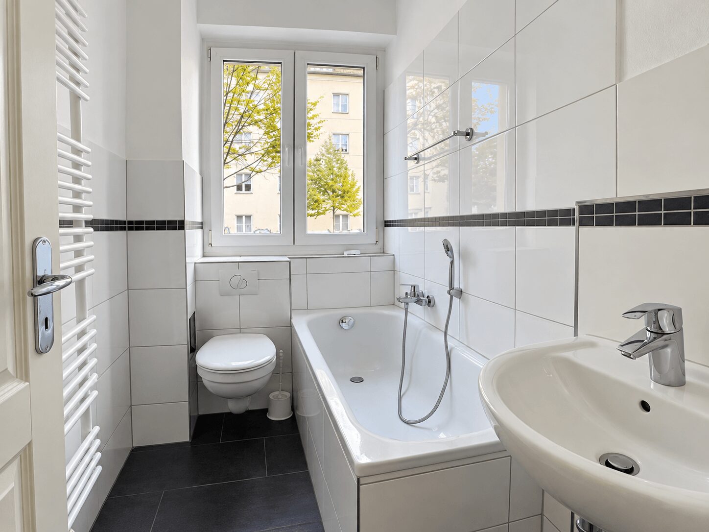 Tageslichtbad mit Wanne
