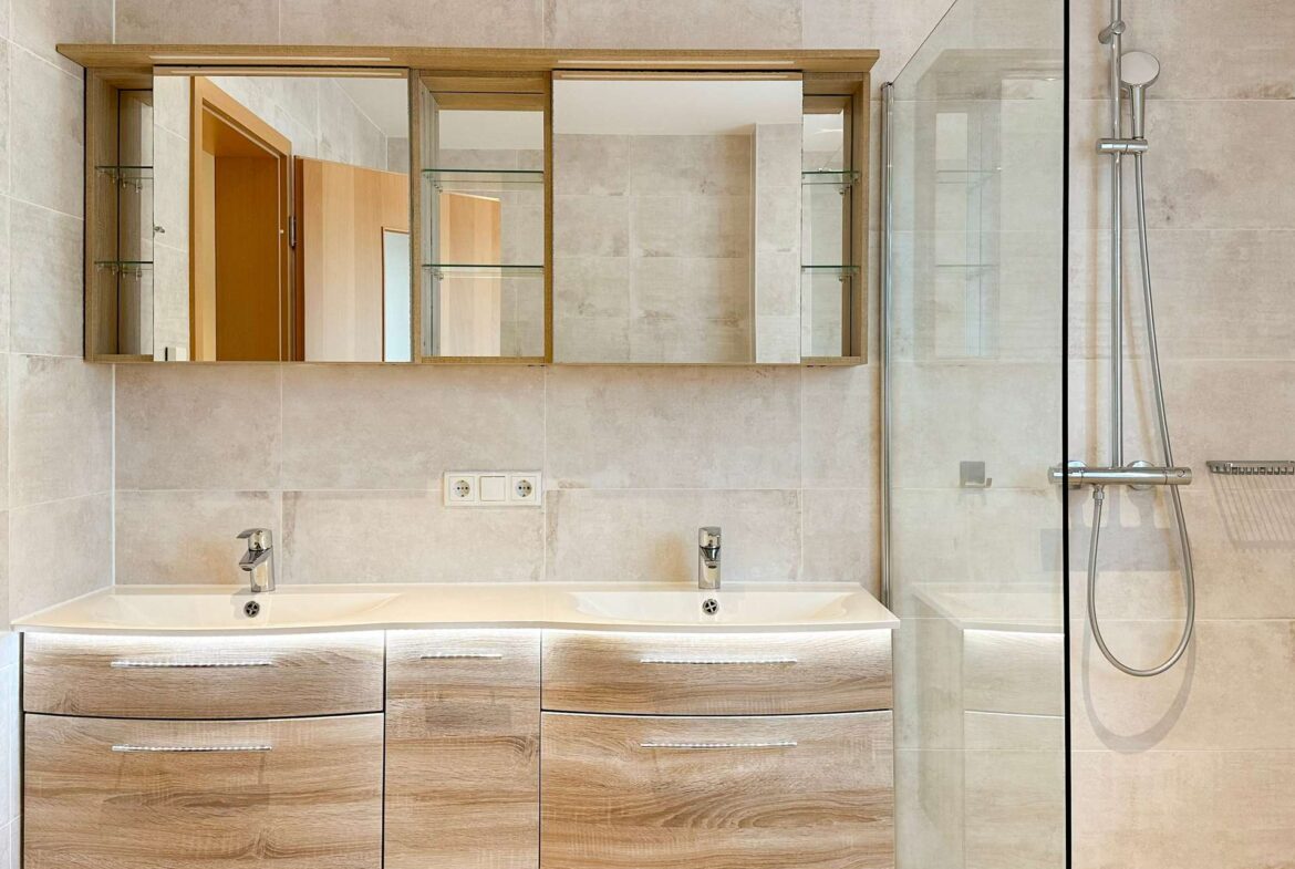 Doppelwaschbecken und Dusche