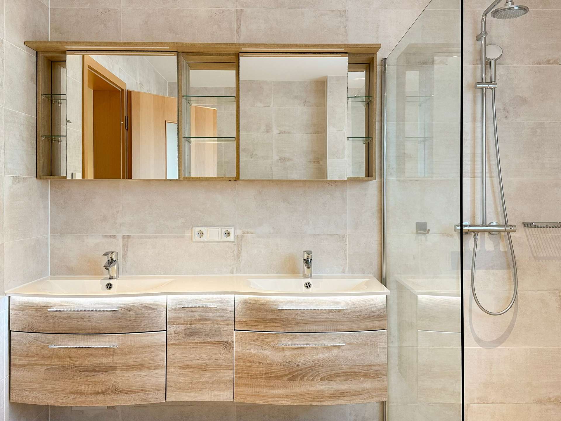 Doppelwaschbecken und Dusche
