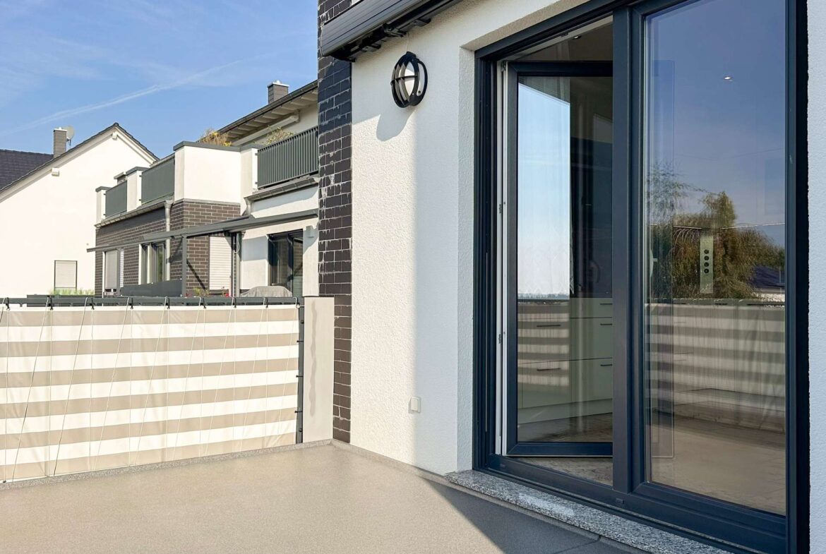 Balkon mit bodentiefen Fenstern
