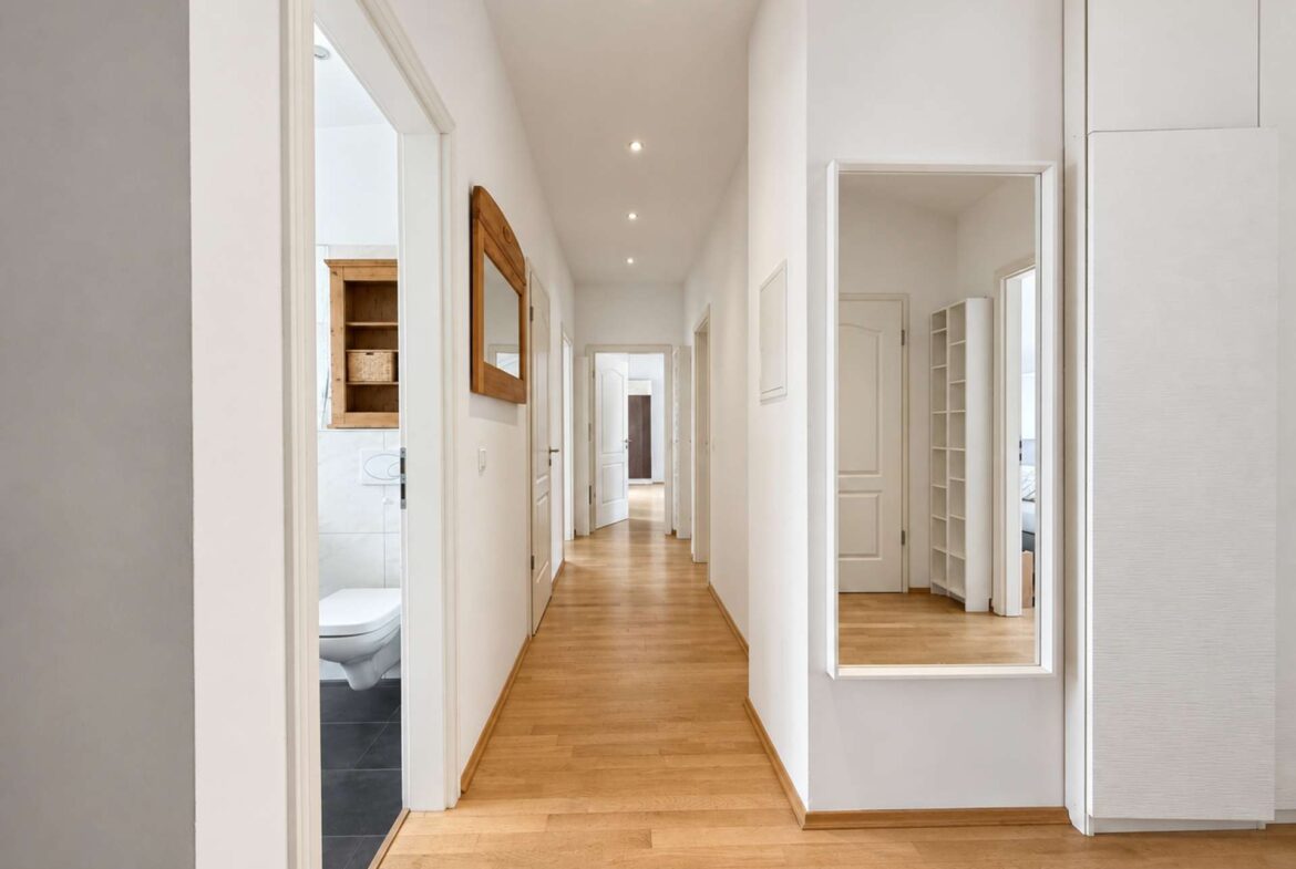 Flur mit Downlights