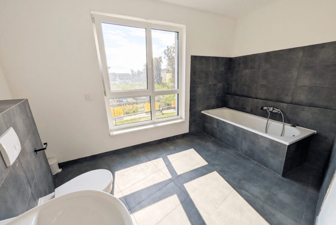 Großes Bad mit Wanne