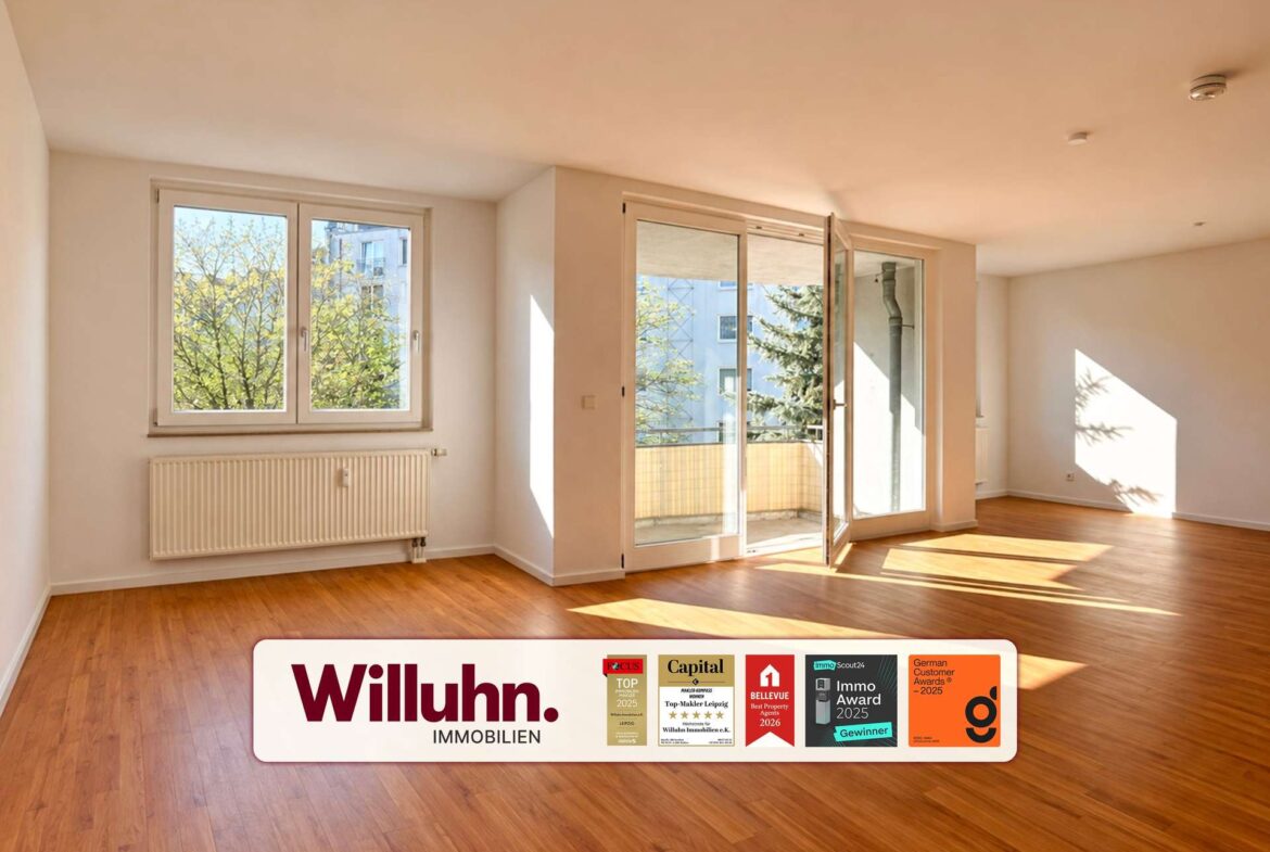 Helles Wohnzimmer mit Balkon