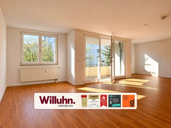 Helles Wohnzimmer mit Balkon