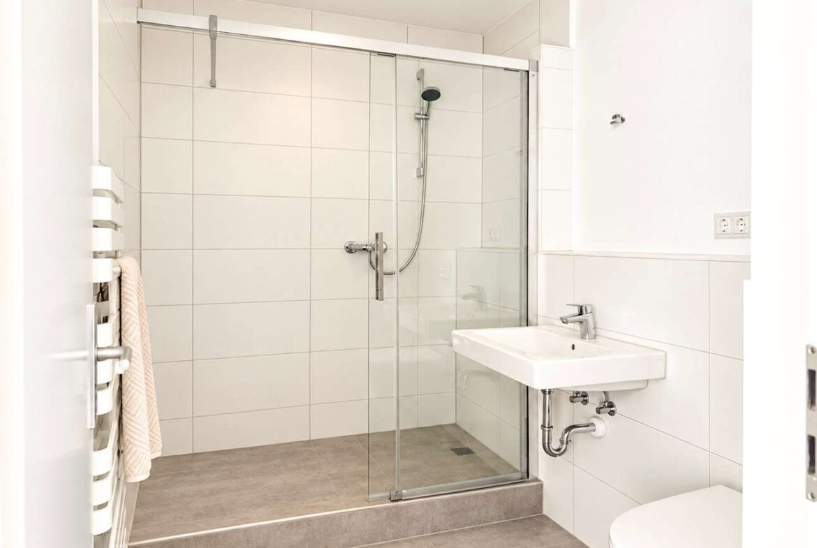 Modernes Bad mit Dusche