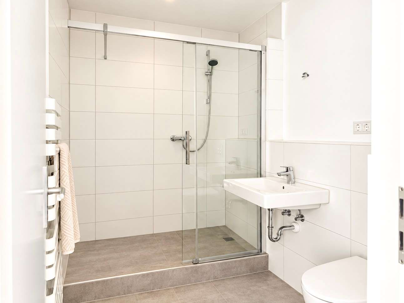 Modernes Bad mit Dusche