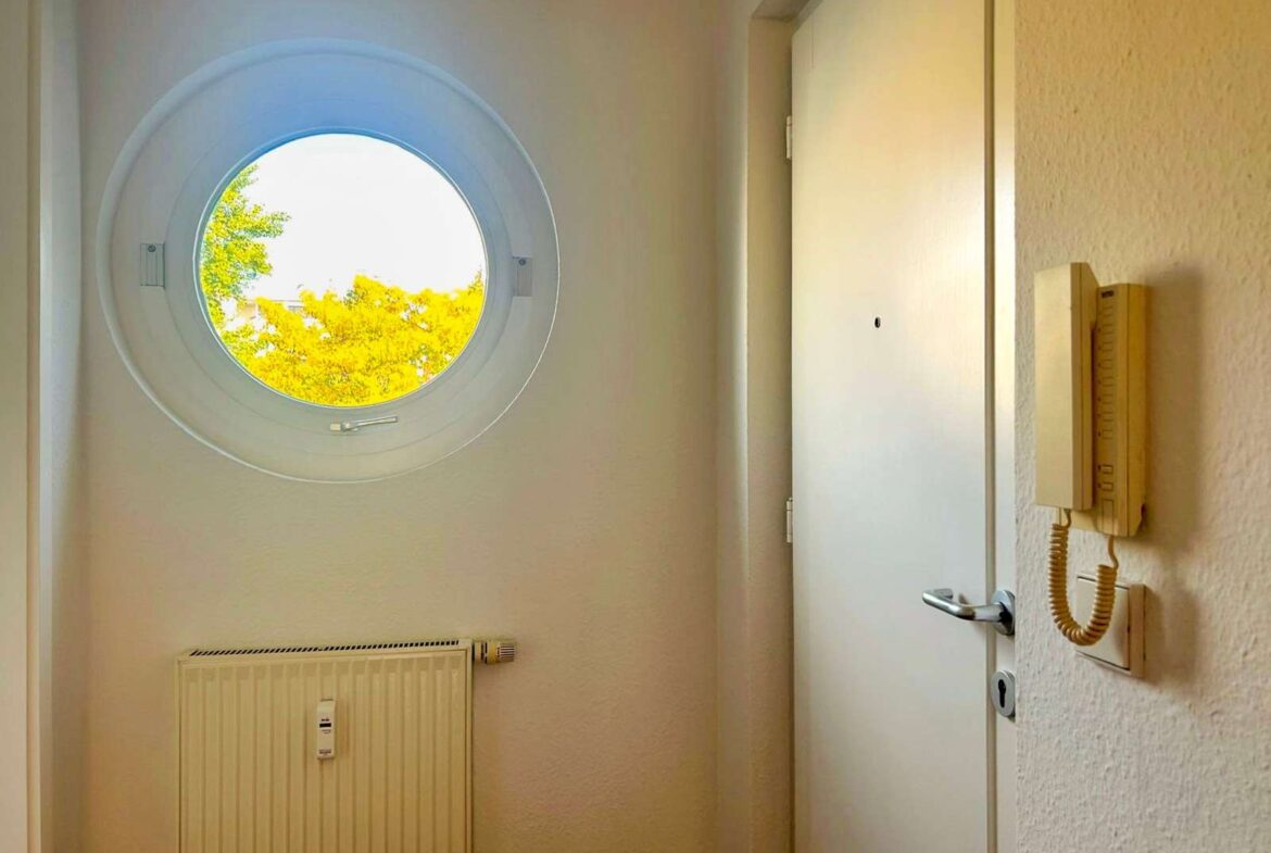 Rundfenster im Eingangsbereich