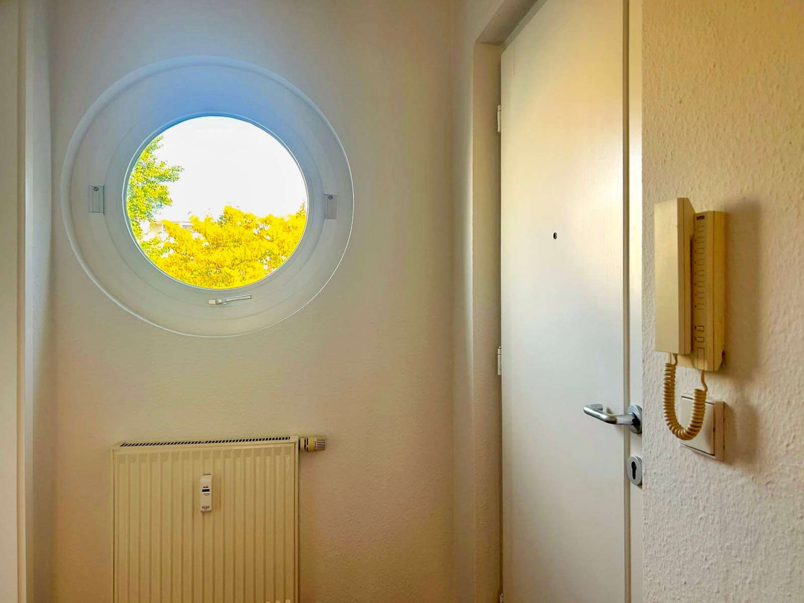 Rundfenster im Eingangsbereich