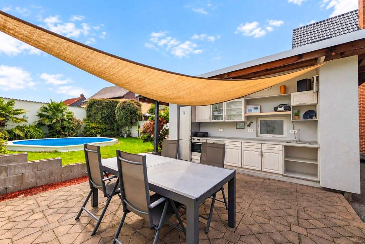 Terrasse mit Außenküche