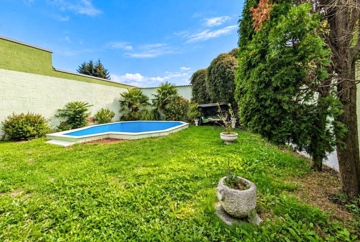 Garten mit Pool