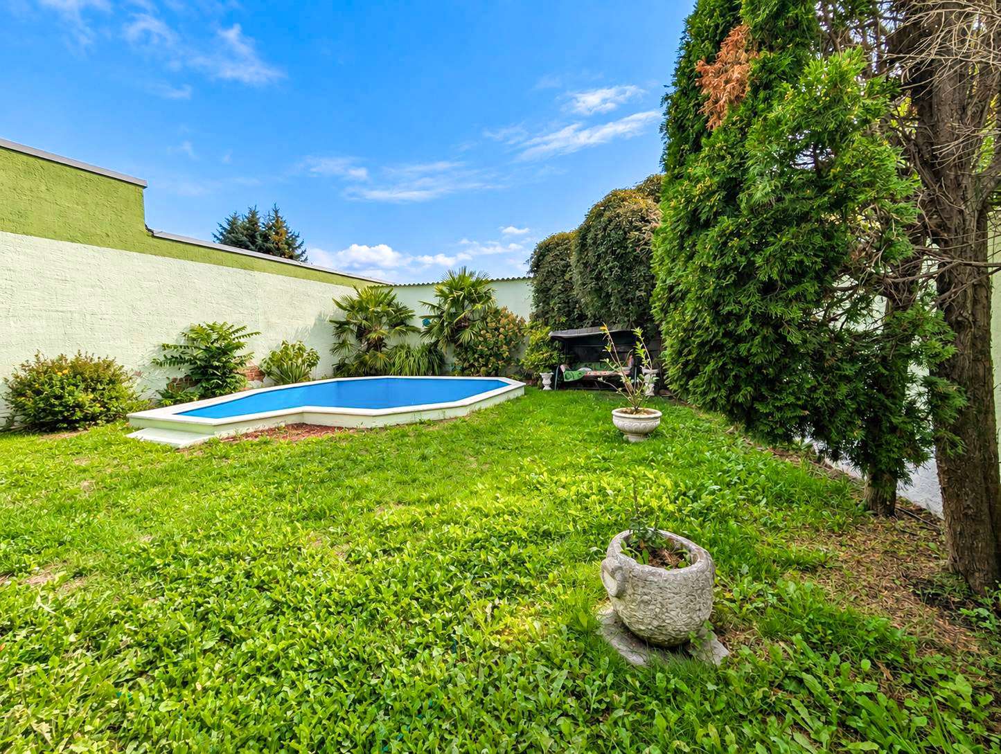 Garten mit Pool