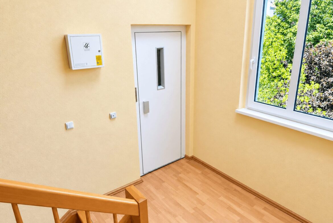 Treppenhaus mit Aufzug