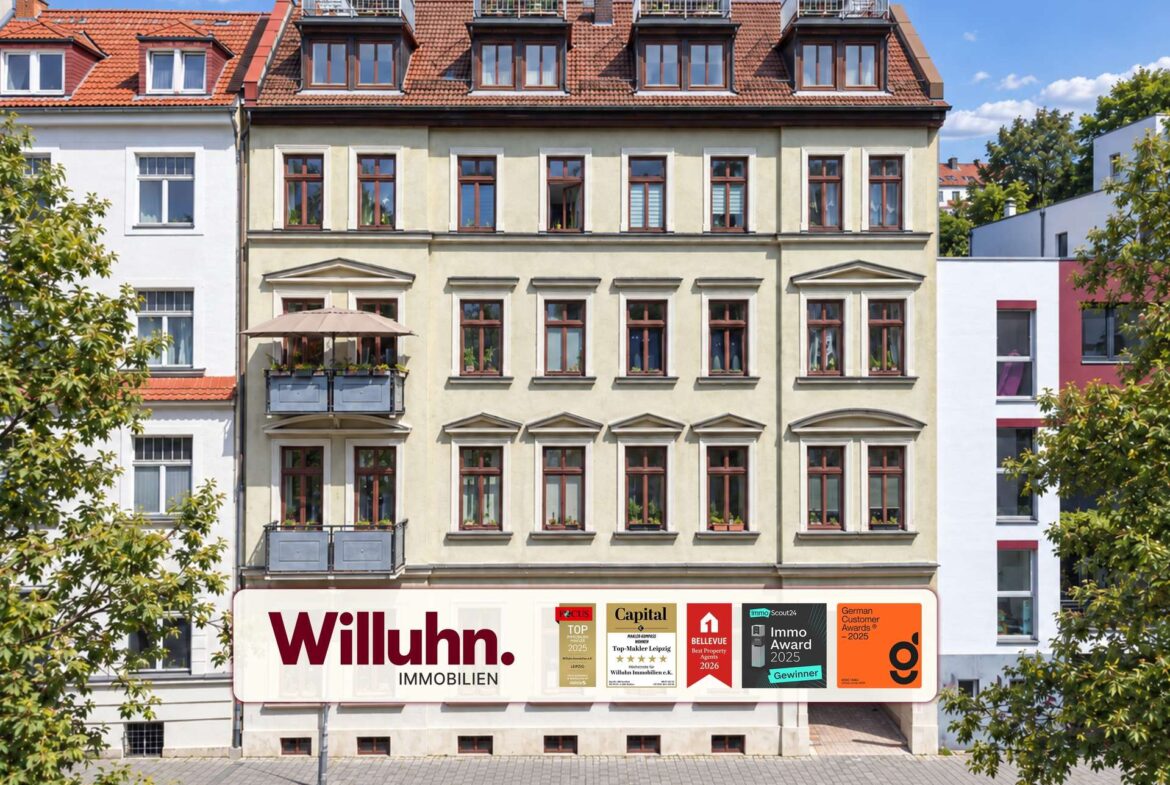 Symmetrische Berliner Altbaufassade im Sommer-cover