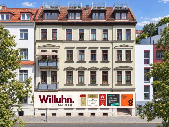 Symmetrische Berliner Altbaufassade im Sommer-cover