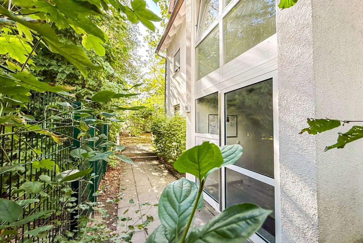 Außenansicht mit Garten