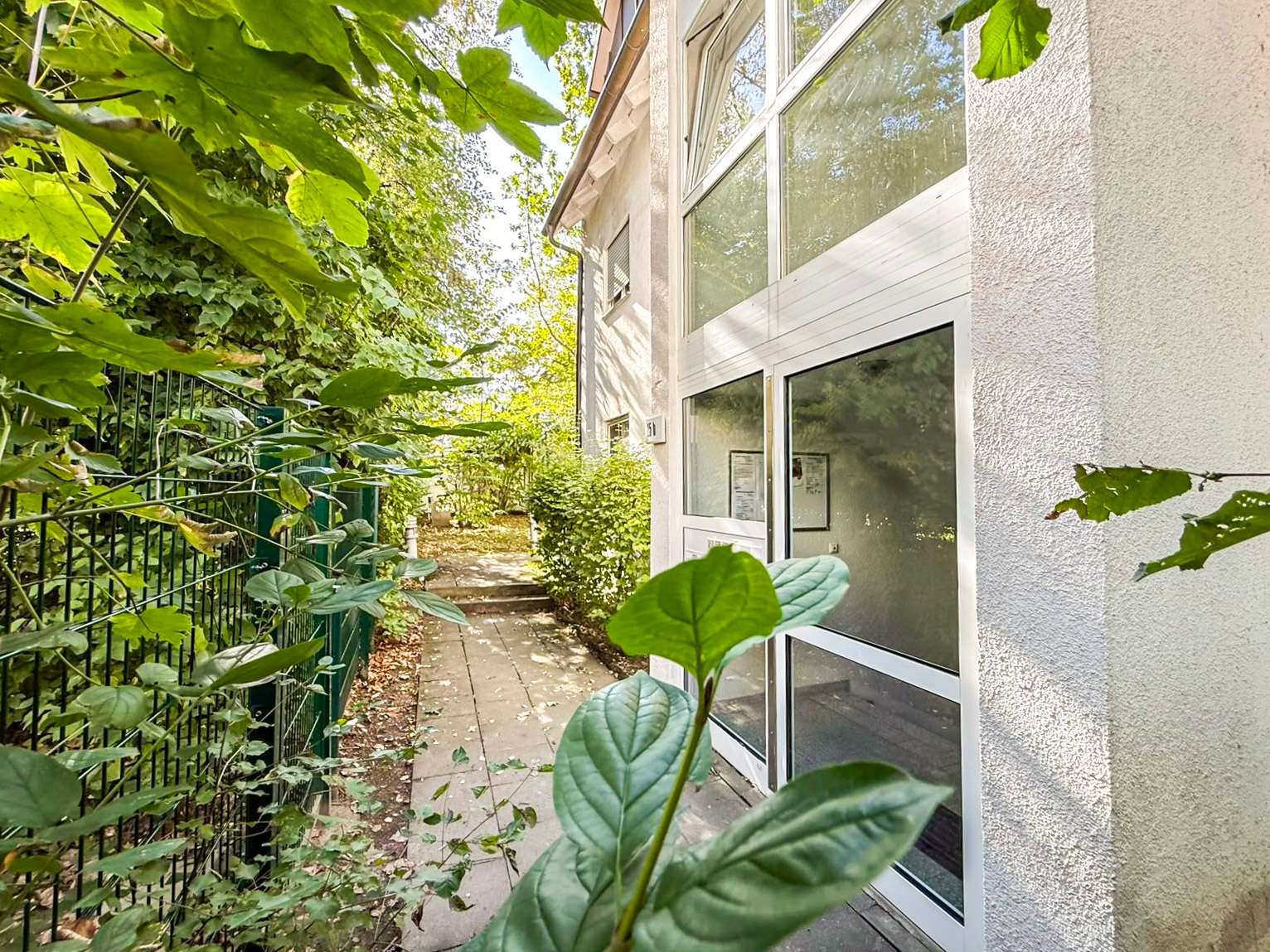 Außenansicht mit Garten