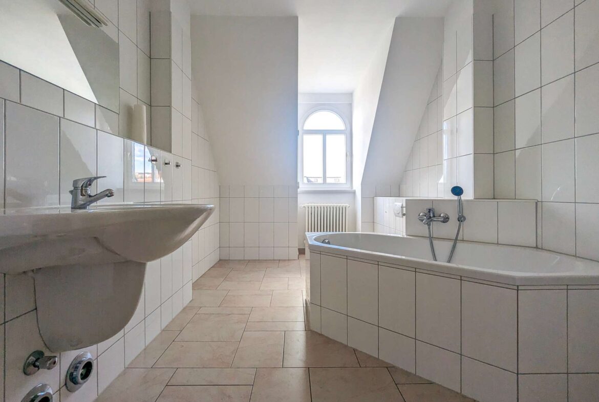 Tageslichtbad mit Wanne