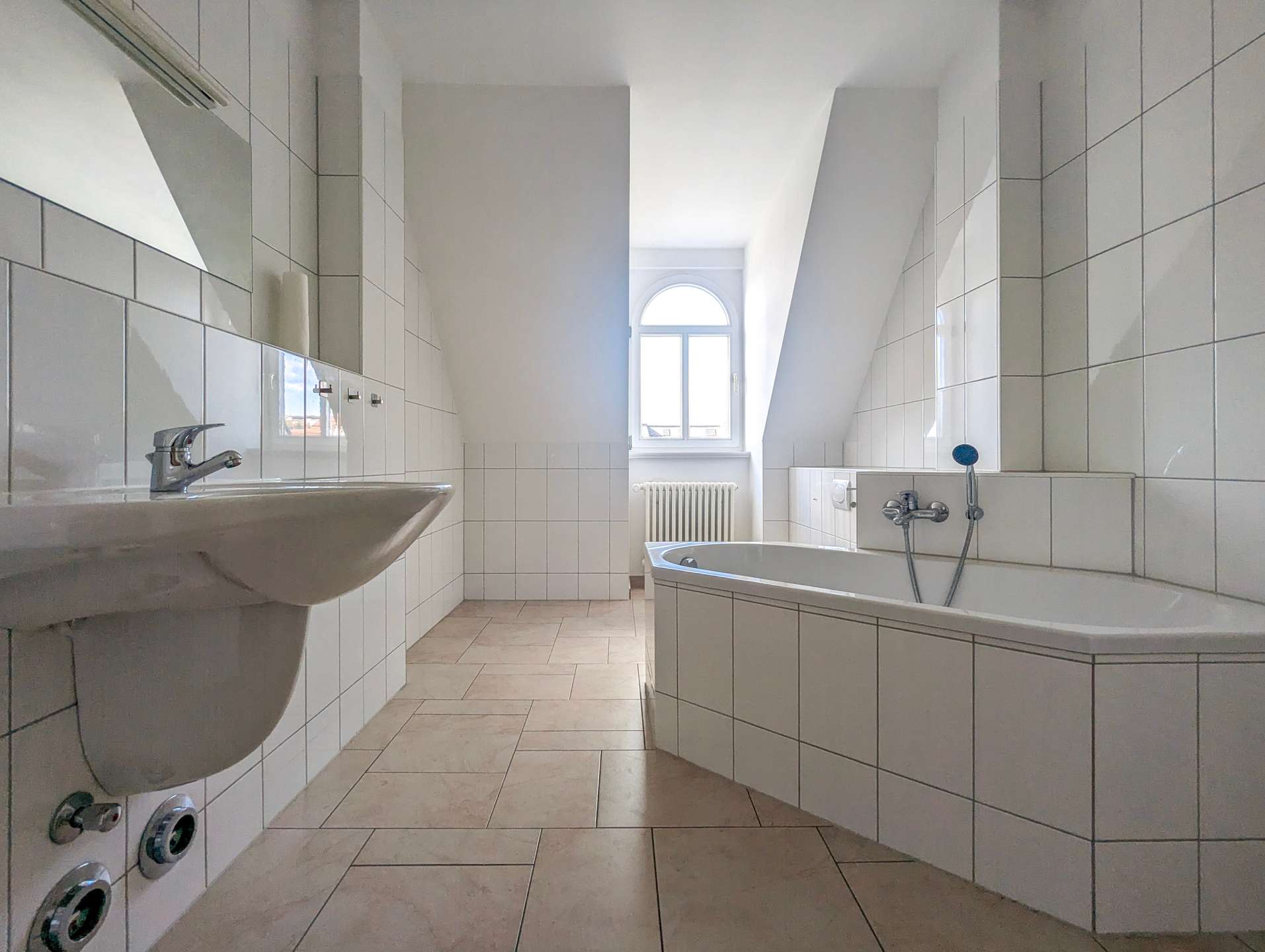 Tageslichtbad mit Wanne