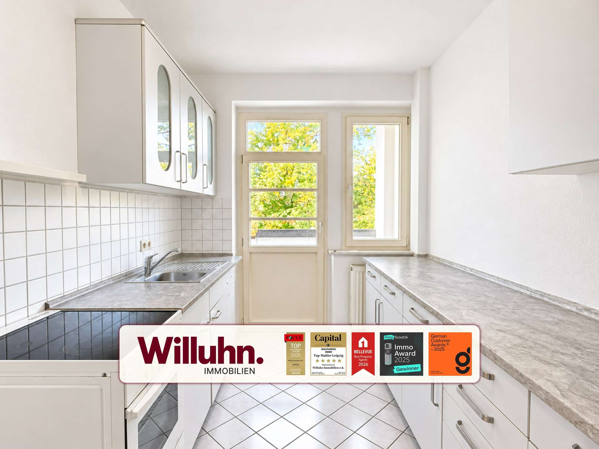 Einbauküche mit Zugang zur Loggia